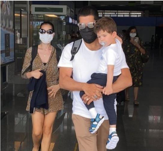 "kiniz setteyken ocua kim bakacak?"  <br>  Evcen yeni dizi heyecann "Ben de ekranda olmay zledim. Az kald sete kmaya" diye getirirken, Burak zivit "kiniz setteyken ocua kim bakacak?" sorusuna "Karan bir o sete bir bu sete gidip arada gezecek" diye cevap verdi.