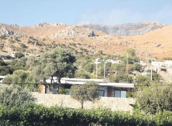 Yaz aylarn Bodrum'daki evlerinde geiren nl ift, yangn paniiyle kar karya kalmt.