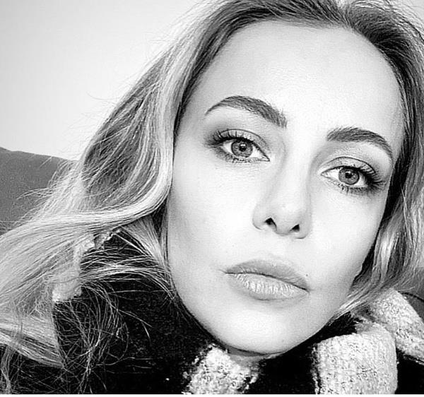 Bu ilk filmi ile Altn Portakal dl kazand. lk filminde bu nemli dl almas olduka tartld. Daha sonra 2006 ylnda gsterime giren Kader filminde yer ald ve 18. Ankara Uluslararas Film Festivali'nde En yi Kadn Oyuncu dln kazand. Ardndan Yaral Yrek ve Bak Srt gibi televizyon dizilerinde rol ald. Show TV'de yaynlanan Gece Sesleri adl dizide rol ald. Gani Mjde'nin yazp ynettii Osmanl Cumhuriyeti filminde Ata Demirer'le barol paylat ve giede 1.423.000 kii tarafndan izlendi.