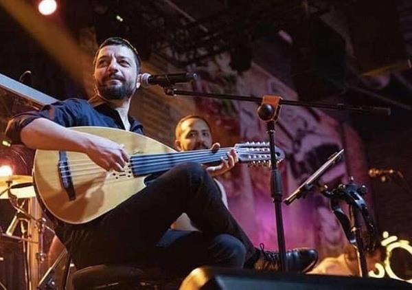 Mehmet Erdem kimdir?  <br>  Mehmet Erdem 1978 ylnda Manisa?da dodu. Ortarenimini zmir Fen Lisesi?nde tamamladktan sonra, Boazii niversitesi Makine Mhendislii Blm?nden mezun oldu. Babas klarnet, days balama alard.