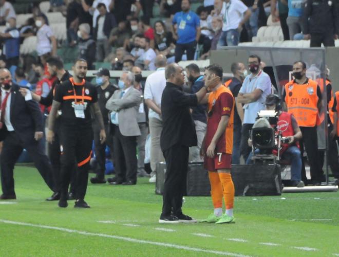 Terim, "zm bize ait, bir ekilde zeceiz. Kimse merak etmesin. Yaptrm uygulayacaksak biz yapacaz, kimseyi ilgilendirmez. Bu konudaki istekler bana akas ok gereki gelmiyor. zeriz, man nne geirme niyetinde deiliz" diye konutu.