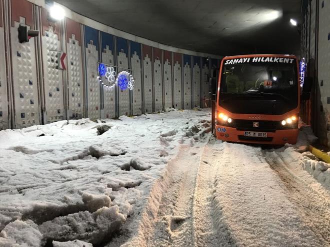 Ekipler, su baskn yaanan evlerde alma balatt.