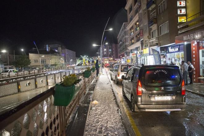 Cadde ve sokaklarn beyaza brnd kentte, su taknlar nedeniyle aralar ilerlemekte glk ekti.