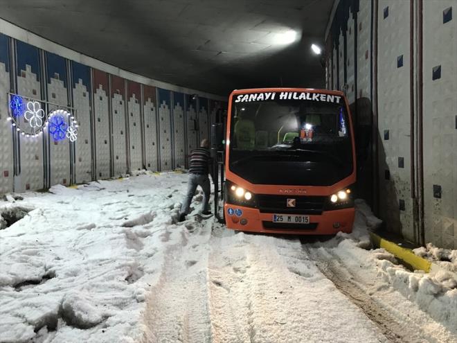 Bir yolcu minibs de tamamen doluyla kaplanan Gez Mahallesi Kprs'nde ilerleyemeyince yardm beklemek zorunda kald.