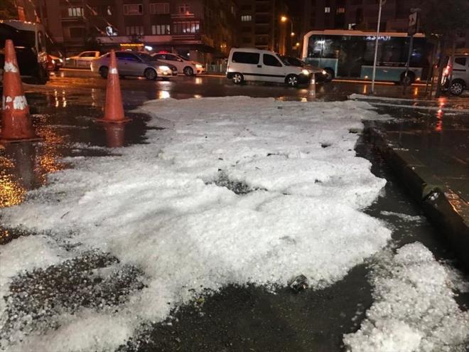 Kentte akam saatlerinde balayan saanak, iddetli dolu yana dnt.