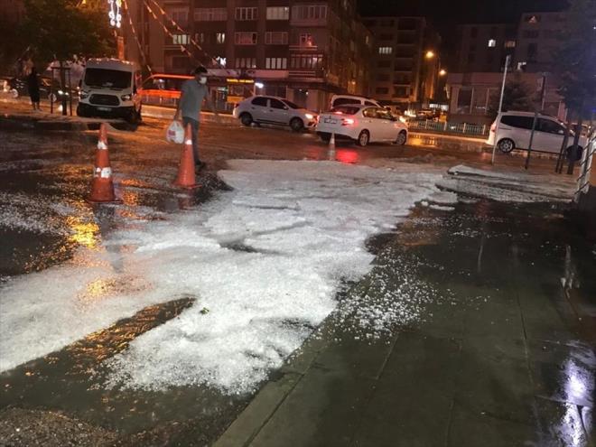 tfaiye ve belediye ekipleri, su birikintilerinin olutuu blgelerde tahliye almas balatt.