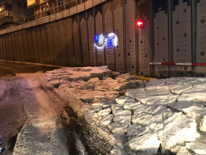 Doluya hazrlksz yakalanan vatandalar da at altlarna ve i yerlerine snd.