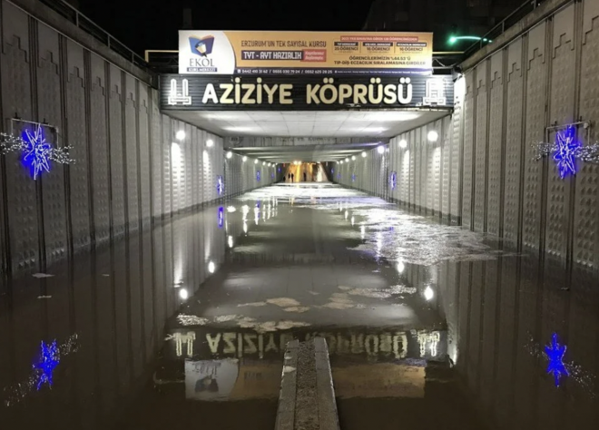 Erzurum'da etkili olan iddetli dolu, cadde ve sokaklarda su taknlarna yol at.