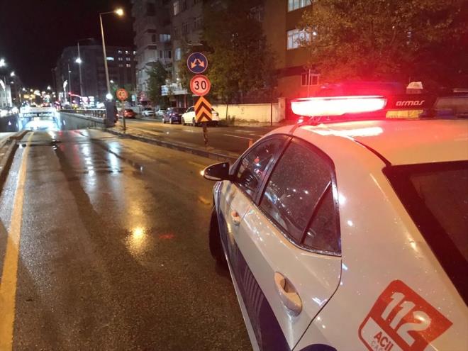 Baz kpr altndaki yollarn suyla kaplanmas nedeniyle trafik ekipleri bu gzergahlardaki yollar trafie kapatarak nlem ald.