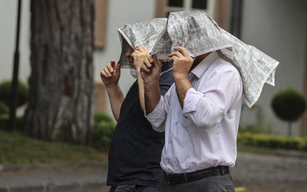 Di�er yerlerin az bulutlu ve a��k ge�ece�i tahmin ediliyor. Ya���lar�n; Do�u Karadeniz k�y�lar�nda kuvvetli, Trabzon?un do�usu ve Rize �evrelerinde yer yer �ok kuvvetli olmas� bekleniyor.