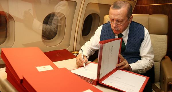 Trkiye iyi ynetiliyor mu?  <br>  Katlmclarn yzde 33.2'si, "Sizce Trkiye iyi mi ynetiliyor, kt m ynetiliyor" sorusuna "Kt" yantn verdi. Ne iyi ne kt ynetildiini belirtenlerin oran yzde 39.4 olurken, iyi ynetildiini dnenlerin oran yzde 27.4.