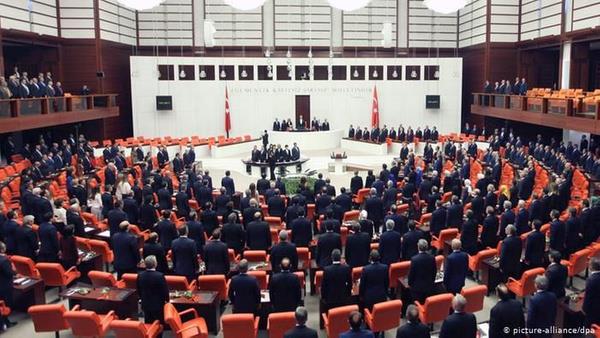 Parlamenter sisteme destek yzde 55.5<br>  Katlmclara "Sizce Trkiye, Cumhurbakanl Hkmet Sistemi ile mi, Parlamenter Sistem ile mi ynetilmelidir?" sorusu da yneltildi. "Cumhurbakanl Hkmet Sistemi" yantn verenlerin oran yzde 44.5, "Parlamenter Sistem" yantn verenlerin oranysa yzde 55.5 oldu.