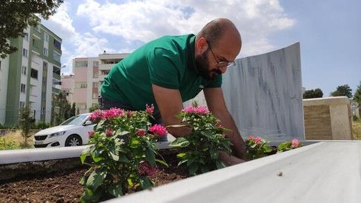 "Ben annemin mezarn ziyaret ederken kabirlerin bakmsz kaldn grdm" diyen Yce "Yurt dnda olan ok sayda insan var. Yaknlarnn kabirlerini ziyarete gelemiyorlar. Ben de mezar bakm iine girmeye karar verdim." diye konutu.