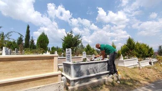 Mezardaki solmu iekleri skerek yerine yenilerini ekiyor. Mezar temizlii yapmadan nce fotorafn eken giriimci, bu fotoraf mevtalarn yaknlarna gnderiyor.
