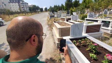 Tesadfen bu ie girdiini ifade eden Ebubekir Yce, "Pandemi dneminde insanlar 1,5 yl evlerinden kamadlar. Mezarlklara gelemediler. Kabirler bakmsz kald." dedi.