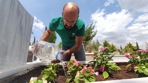 Ebubekir Yce, gelen talep zerine haftada bir defa istenilen kiinin mezarna ekibiyle beraber gidip temizliini yapyor. Ayrca talep edilen kabirlere iek ekip bunlar suluyor.