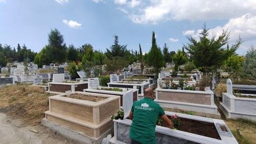 Hizmetle ilgili Yce "Vatandalar mezarlardaki ieklerin yenilenmesini isterse onlar iin de ayrca cret alyoruz. iekleri deitirip suluyoruz. u n 4 kiiyle alyoruz. Youn talep var" ifadelerini kulland.