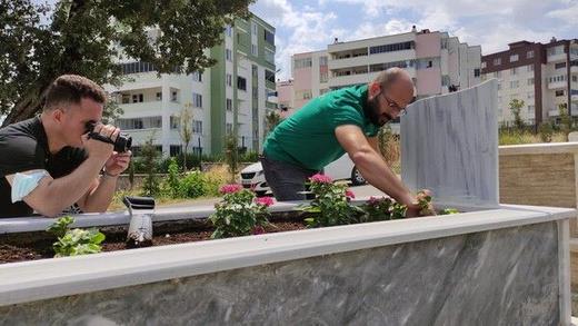 Fiyatlarla ilgili Yce "Hizmetlerimiz aylk 400 lira. Haftada bir kez bakm yapyoruz. Yllk anlamalarda ise aylk 250 lira gibi cret talep ediyoruz." diye konutu.