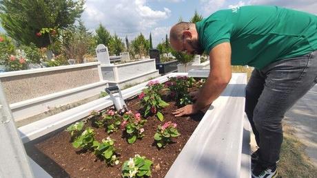 "Yaknlarnn mezarna gelemeyen vatandalara mezar temizlik hizmeti veriyoruz" diyen Yce "Biz nce bakmsz mezarn fotorafn ekip yaknna gnderiyoruz. Sonra mezar temizleyip, bakmn yaparak, mezarn bakml halini canl yaynda gsteriyoruz." dedi.