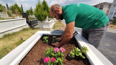 Temizlik yaptktan sonra da kiiyle grntl telefon grmesi yaparak, mezarn temizlik ve bakm yapldktan sonraki durumunu gsteriyor.