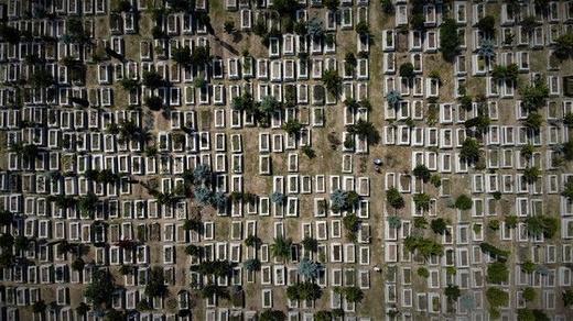 Uzun yllar byk organizasyonlara ev sahiplii yapan bir firmann yneticiliini yapan Ebubekir Yce, pandemi dneminde organizasyonlar iptal olunca irketini kapatmak zorunda kald. siz kald dnemde annesinin mezarna gidip bakmlarn yapan giriimci, annesinin kabrinin yanndaki mezarlarn bakmsz olduunu grp temizlemeye balad.