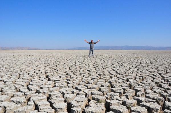 "Mahallemizden g balad"<br>  Selviolu, "u an yzde 5'lik ksmnda su kald, gl ile ilgilenen yok. Mahallemizin yzde 80'i balklkla geiniyordu. evre mahallelerde de balklk yapan ok insan vard. u anda su olmad iin insanlar madur olmaya balad. Olumsuz etkileri de grlmeye baland. Mahallemizden u an yava yava g balad" diye konutu.