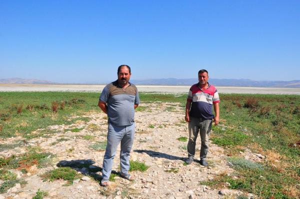 "Bir i bulup alacam"<br>  Geimini balklkla salayan Tekeliolu Mahallesi sakinlerinden Blent Erefe, "Gl kurudu, are aryoruz. Balklk yaparak geimimi salyordum. u an gl kuruduu iin botaym. Yapacak bir eyim yok, bu ekilde devam ederse g etmeyi dnyorum. l merkezine giderek bir i bulup alacam" dedi.  <br>  Kuruyan Marmara Gl'nden iler acs dier grntler...