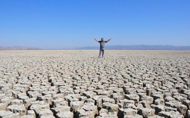 Manisa'nn Salihli, Saruhanl ve Glmarmara ileleri snrlarndaki 'Ulusal neme Sahip Sulak Alan' olarak tescilli, 'ku cenneti' olarak bilinen Marmara Gl'nde sularn ekilmesi tehlikeli boyuta ulat.