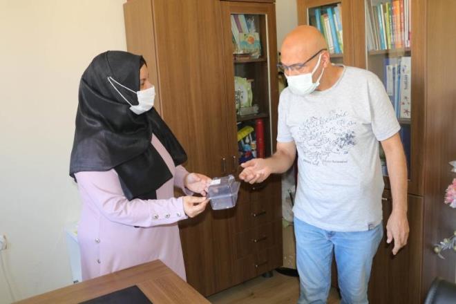 Pekbey, "Bu tre baktmz zaman insan yzl rmcek olarak lkemizin pek ok yerinde haberlere konu olmu. Bunlara insan yzl denmesinin nedeni rmceklerde zerinde desenlerin olmasdr. Bu da halk arasnda yz varm gibi alglanyor ve insan yzne benzetildii iin bu rmcek insan yzl rmcek olarak isimlendiriliyor." diye konutu.