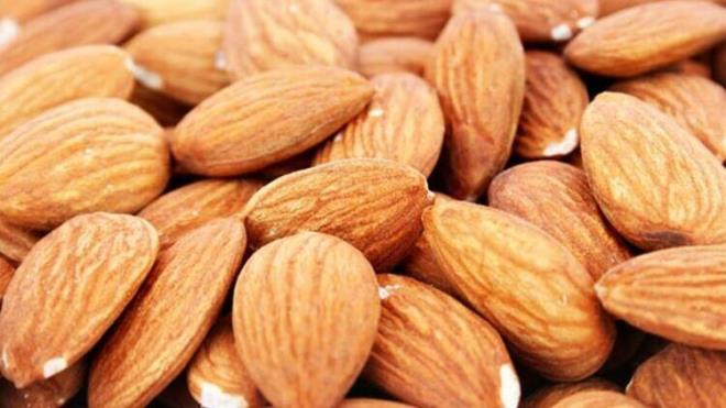 Badem:<br>  eriinde bulunan lif, antioksidan ve mineraller sayesinde mide asidini ntrletirmede etkilidir. Gnde 10-15 adet i olarak tketilebilir.