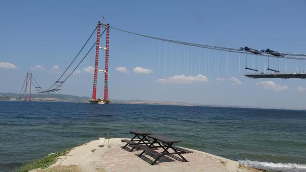 Marmara ile Trakya?dan anakkale ve Ege Blgesi'ne gelen tatilciler, yaz sezonunda her yl uzun ara kuyruklarndan ikayet ediyordu. Kprnn tamamlanmasyla birlikte vatandalar kuyruk beklemeden anakkale Boaz?n 6 dakikada geebilecek.  <br>  Kendini gsteren yoldan objektife yansyan dier grntler: