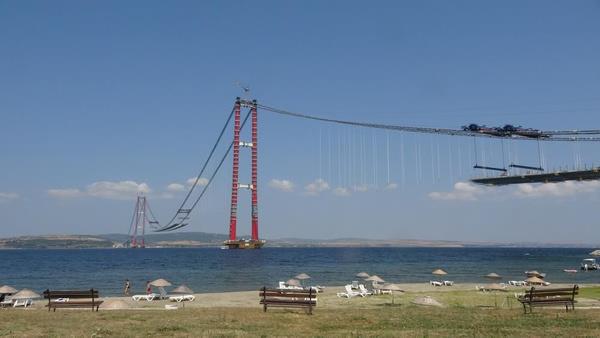 anakkale Deniz Zaferi'ni simgeleyecek<br>  Dnyann en byk asma kprs unvanna da sahip olan kprnn ayaklar 318 metrelik yksekliiyle 18 Mart anakkale Deniz Zaferi?ni simgeliyor. Cumhurbakan Recep Tayyip Erdoan tarafndan 18 Mart 2017?de temeli atlan ve anakkale?nin Lapseki ilesine bal ekerkaya ile Gelibolu?nun Stlce mevkii arasnda yapm sren 1915 anakkale Kprs?nn ayaklar 16 Mays Cumartesi gn Cumhurbakan Recep Tayyip Erdoan?n video konferansla katld trenle tamamlanm ve 32 bloktan oluan kprnn ayak ykseklii 318 metreye ulamt.