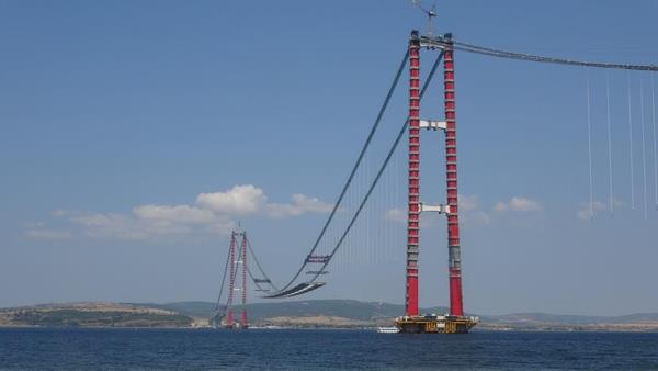 Nfusa paralel olarak artan ara saysyla birlikte anakkale Boaz, zellikle uzun bayram tatillerinin yan sra yaz aylarnda yaanan younlua bal olarak uzun bekleme sresiyle geilebilirken, k aylarnda olumsuz hava koullarnn etkili olduu gnlerde ulamda aksamalar yaanyor.