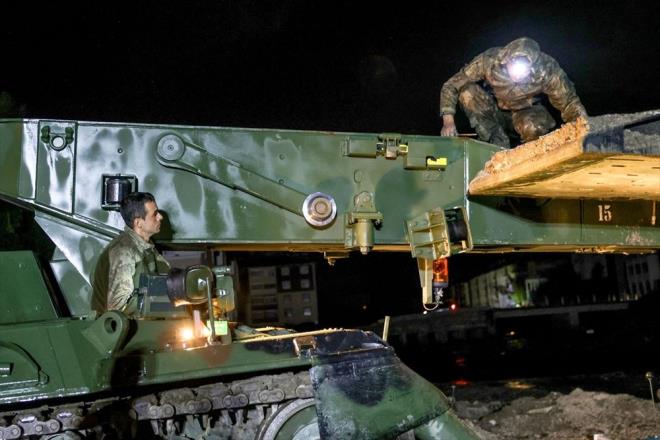 lede 11 Austos'ta yaanan sel nedeniyle Ezine ay zerinde bulunan kpr yklm, blgede alan ekiplerin ihtiyac zerine 15 Austos'ta seyyar askeri kpr kurulmutu.