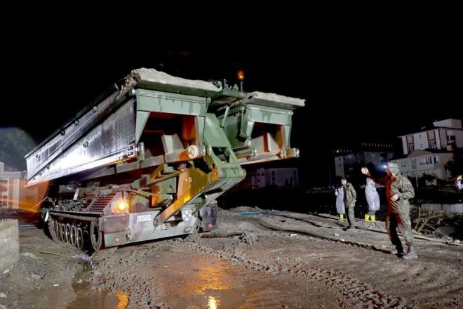 lede balayan iddetli ya sonrasnda askeri personel, Yatay Kaydrmal Zrhl Ara Arma Kprs (ZAAK) olarak bilinen kpry kaldrd.