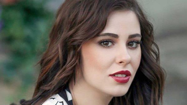 "Siz kimsiniz, sizi ldreceim"  <br>  Bu konumadan sonra Taner afak, ldrm vaziyette Nazr'n oturduu daireye geldi ve kapy tekmelemeye balad. Eski damat, "Siz kimsiniz, sizi ldreceim" diyerek barmaya balad. ddiaya gre o srada silah patlama sesi de duyuldu.