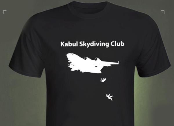 Afganistan'n Taliban igaline uramasnn ardndan lkeden kamaya alan Afganlar, C-17 askeri nakliye uandan aa dmt. Grntlerde iki kiinin ABD askeri uandan dt grlm, olaylarda en az 7 kiinin hayatn kaybettii aklanmt. ABD'de bir alveri platformu, o kaos grntlerinin yer ald tirtleri sata sundu.