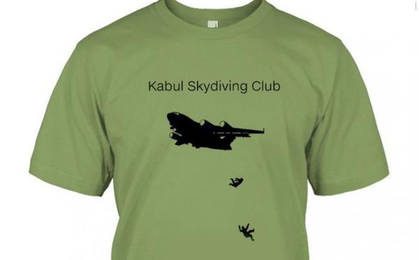 Afganistan'da Taliban igalinden kamak isterken uaktan den Afganlarn o anlar, ABD'li bir irket tarafndan tirtlere baslp sata sunuldu.