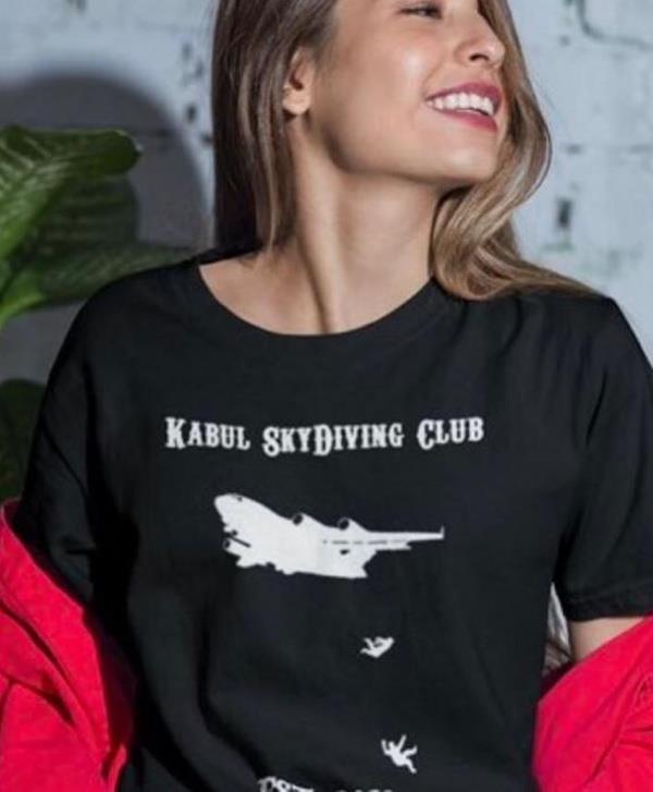 Skandal tirt!<br>    te yandan, bir dier skandal niteliinde grnt yine sosyal medyada elden ele dolayor. Bir kadnn zerindeki tirtte, ABD askerlerinin Kabil havalimanndan ayrld uaa tutunan ve bu ekilde tutunarak lkelerinden uzaklaabileceklerini dnen yzlerce Afgan vatandann yaad dram adeta 'alay konusu' haline getirilmi... Uan kanat, tekerlek gibi eitli yerlerine tutunarak kurtulmaya alan Afganllarn metrelerce yksekteyken dt anlarn tirte 'desen' olarak baslmas bir 'insanlk dramnn ticari amala kullanlmas' olarak deerlendirildi.