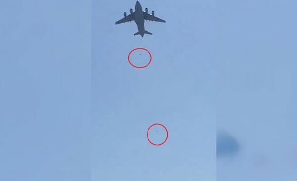 Bu tartmalar srerken te yandan, ABD uana tutunarak lkesinden ayrlmaya alan Afganlarn uaktan dme anlarna dair grntler, tirtlere bastrld ortaya kt. Sosyal medyada yaylan bu grntler ok tepki ekerken, bir insanlk dramnn 'ticari kayg gden bir sat unsuru' haline getirilmesi' tartma konusu oldu.