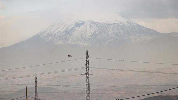 Trkiye'nin atsna kar yad<br>  5 bin 137 metre yksekliiyle "Trkiye'nin ats" olarak anlan Ar Da'nn zirvesinden yaklak 3 bin 500 metresine kadar olan blm beyaza brnd.