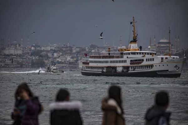 Scaklklarn mevsim normalleri civarnda olaca blgede, paral ve az bulutlu hava tahmin ediliyor. Sabah saatlerinden sonra stanbul'un Anadolu Yakas, Kocaeli ve Yalova evreleri, le saatlerinde Kocaeli ve Sakarya evreleri, gece saatlerinden itibaren ise stanbul, Kocaeli ve Sakarya'nn kuzey kesimlerinde yerel saanak ve gk grltl saanak bekleniyor.