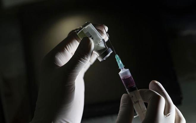 ABD?li nl oyuncu kiisel Instagram hesabndan paylat bir fotorafla Covid-19 testinin pozitif ktn duyurdu. ABD'li oyuncu Hilary Duff sosyal medyada yapt paylamda Covid-19'a yakalandn, a olduktan sonraki srete 'Delta varyant'na yakalandn ifade etti. Gzel oyuncu, ok bitkin dtn vurgulayarak "Delta varyant tam bir pislik" dedi.