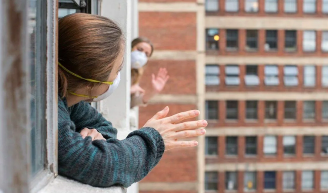 Tamamen alanan birisi koronaya yakalandnda karantinaya alnmal m? sorusu merak ediliyor. Uzmanlar al da olunsa alnmas gerektiini sylyor.    George Washington niversitesi Milken Enstits Halk Sal Okulu'ndan Profesr Dr. Leane Wen, tamamen alanm olduu halde Covid-19 testi pozitif kan birinin kesinlikle karantina altna alnmas gerektiini syledi.Wen, bu kiilerin hastal balarna bulatrabilecei belirterek, ?Bu kii semptomatikse, CDC'ye gre semptomlarn balad ilk gnden itibaren en az 10 gn boyunca izole edilmesi gerekir. zolasyon sonra erdikten 24 saatten uzun bir sre boyunca semptomlar gzlenmezse karantina sonlandrlabilir.  . Kii semptomatik deilse, ancak yine de pozitif bir teste sahipse, 10 gn boyunca izole kalmaldr? dedi.    Bununla birlikte, bu kiilerin karantinaya alnmalar, onlarn Covid-19?u bakalarna bulatrabilecekleri  halka ak yerlere gitmemeleri gerektii anlamna geliyor. Ayrca yakn ev temaslarndan kanmalar gerekiyor.