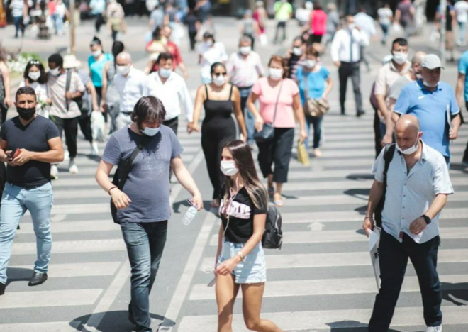 Bu nedenle allarda semptomlar aszlara gre ok daha hafif olduu iin ate, titreme, ksrk, yorgunluk, kas veya vcut arlar, ba ars, boaz ars, burun aknts, mide bulants, ishal ve tat veya koku kayb gibi belirtiler hafif olsa da dikkate almak gerekir. Tabii ki, bu geni bir listedir ve dier viral hastalklar da gsterebilir ? dedi.      Wen, ?Son zamanlarda corona virs vakalarnn  ne kadar artt gz nne alndnda, radarnz yksek alarmda tutun. Eer bir eylerden pheleniyorsanz, yaptrn? eklinde szlerine devam etti.