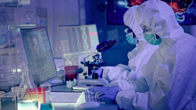 ?A olan insanlar neden hala Covid-19?a yakalanyor?? sorusuna ise Wen u ekilde yant verdi:  <br>    ?Ay ok iyi bir yamurluk olarak dnebiliriz. Yamurluk sizi iseleyen yamurda kuru tutacaktr. Bir frtnada bile alabilir. Ancak her gn gk grltl frtnada dolayor ve bazen kasrgalardan geiyorsanz, bir noktada slanabilirsiniz. Sorun, yamurluun almyor olmas deil, etrafnzda ok fazla kt havann olmas.