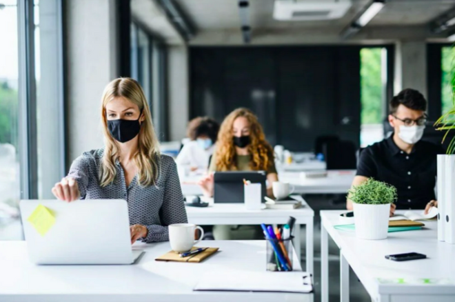 Yakn temasa maruz kalanlar ie dnebilir mi?  <br>  Wen?e gre bu sorunun cevab ?evet.?Ancak, tam al kiilerin yakn temasa  maruz kaldktan sonra  ile be gn iinde bir Covid-19  test yaptrmalar, semptom gstermemeleri  ve ofis ve metrolar gibi halka ak alanlarla maske takmalar gerekiyor.       Ancak, Wen, ? arkadanzn eine Covid-19 tehisi konduunu bilseydiniz,  konferans masasnn etrafnda omuz omuza oturmaktan rahat olur muydunuz? Bence bizim de biraz saduyu kullanmamz gerekiyor. Einizde veya ocuunuzda Covid-19 varsa ve hala corona virs testinizin sonucunu bekliyorsanz, bunu yneticinize sylemeniz gerekir. Negatif bir test sonucu alana kadar evden alp alamayacanz sormanz en iyisi? eklinde uyard.