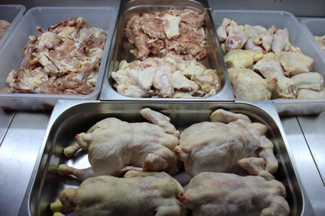 "FYATLARDA YZDE 50 D YAANDI"<br>  Orman yangnlarnn ardndan yasaklar da beyaz et piyasasn etkiledi. Korona virsn ardndan bir de orman yangnlar nedeniyle uygulanan yasaklarn ilerini etkilediini ifade eden beyaz et ve mangal rn sat yapan Adem Ecevet, "Fiyatlarmzda ve ilerimizde yar yarya azalma var. Kanat 60-65 liradan 30 liraya, btn tavuk 17-18 liradan 12 liraya, but 20 liradan 15-16 liraya kadar dt" dedi.