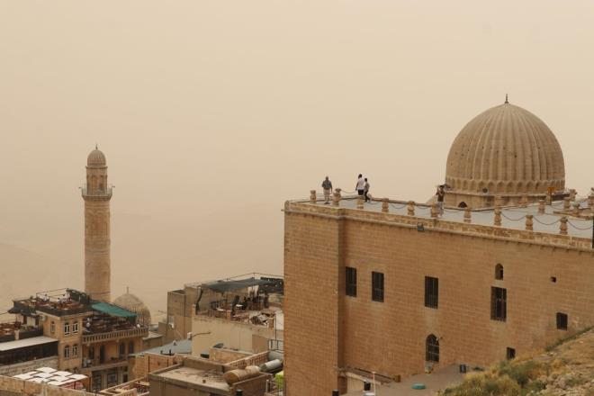 Irak ve Suriye zerinden gelen, zellikle anlurfa, Mardin ve rnak gibi snra yakn illerde hayat olumsuz etkileyen toz frtnasnn solunum yolu hastalklarn tetikledii belirtildi.