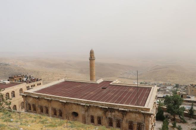 nsanlarn birtakm nlemler alnarak toz frtnalarnn zararlarn minimuma indirebileceine iaret eden Prof. Dr. Kl, szlerini yle srdrd:?Daha fazla aalandrmaya devam etmeli, aa dikmeli. Tarm alanlarnda kesinlikle nadasa gidilmemesi ve tarlalarn bo braklmamas lazm. Ekim olduu zaman, toz frtnalar iin bir engel olacaktr, hem de ortamn nemini artracaktr"